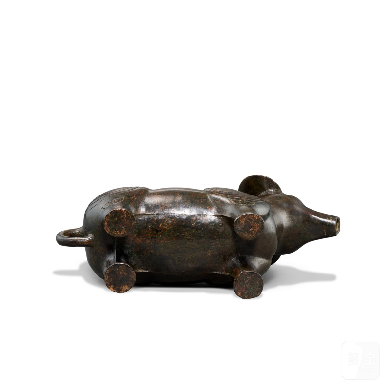 A gold-wrapped bronze archaistic 'tapir' vessel, zun, Ming dynasty | 明 青銅仿古包金口貘尊 - 图4